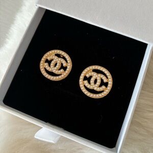 Fashion C Medallion Faux Pearl Stud Earrings